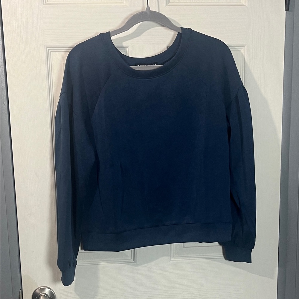 Thrive Societe Navy Sweatshirt. Very soft material